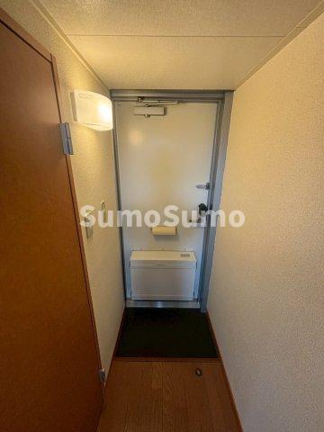 レオパレスクララ九条の玄関