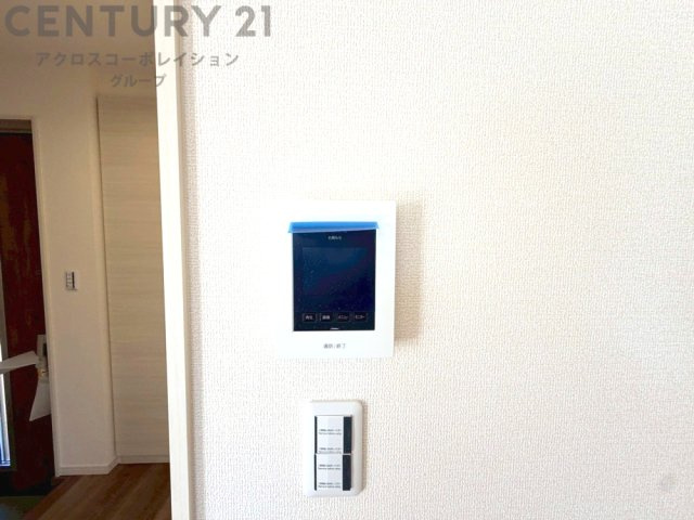訪問者が来たときにテレビ画面で確認できるため、安心してドアを開けられます。録画機能があるものもあり、留守中に来訪者を記録しておくことができます。利便性が高く、セキュリティ面でも安心です。
