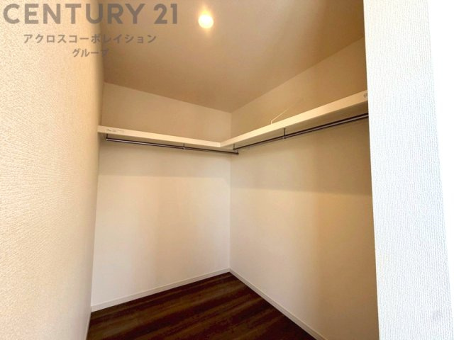 収納力が高く洋服や小物を整理しやすく、更衣室のように使え、部屋がすっきり保てます。収納の配置を自由に調整でき、換気性が良く防湿・防虫対策も可能。快適で機能的な生活空間を実現できます♪