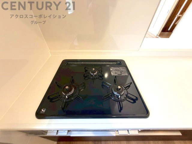 多数の調理器具を同時に使用でき、料理の効率化が可能。省エネで節約になり、様々な料理スタイルに適応できます。また、火力調整が独立しており、手入れや掃除もしやすく、今よりもっとお料理が楽しくなるかも。