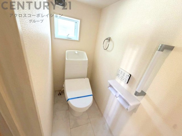 温水洗浄便座付トイレは温水洗浄機能により、暖かい水でおしりを洗浄することができ、冷たい水を使う従来の便座に比べ、温水洗浄機能で暖かいトイレを提供し、快適な使用を可能にします。