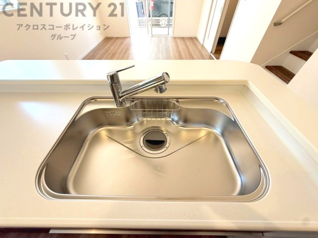 大きなシンクでお鍋などの大きな調理器具を洗う際にも便利です。