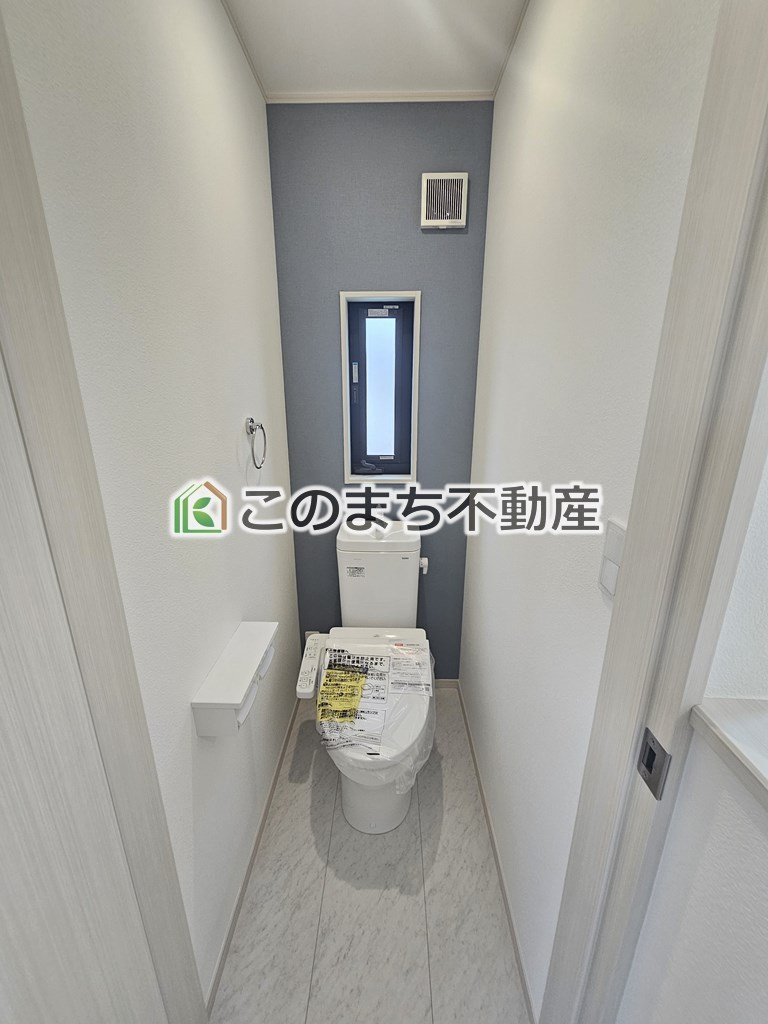 いろどりアイタウン栃木市平柳町3丁目22-P2のトイレ|小窓から換気ができて清潔なトイレスペース☆