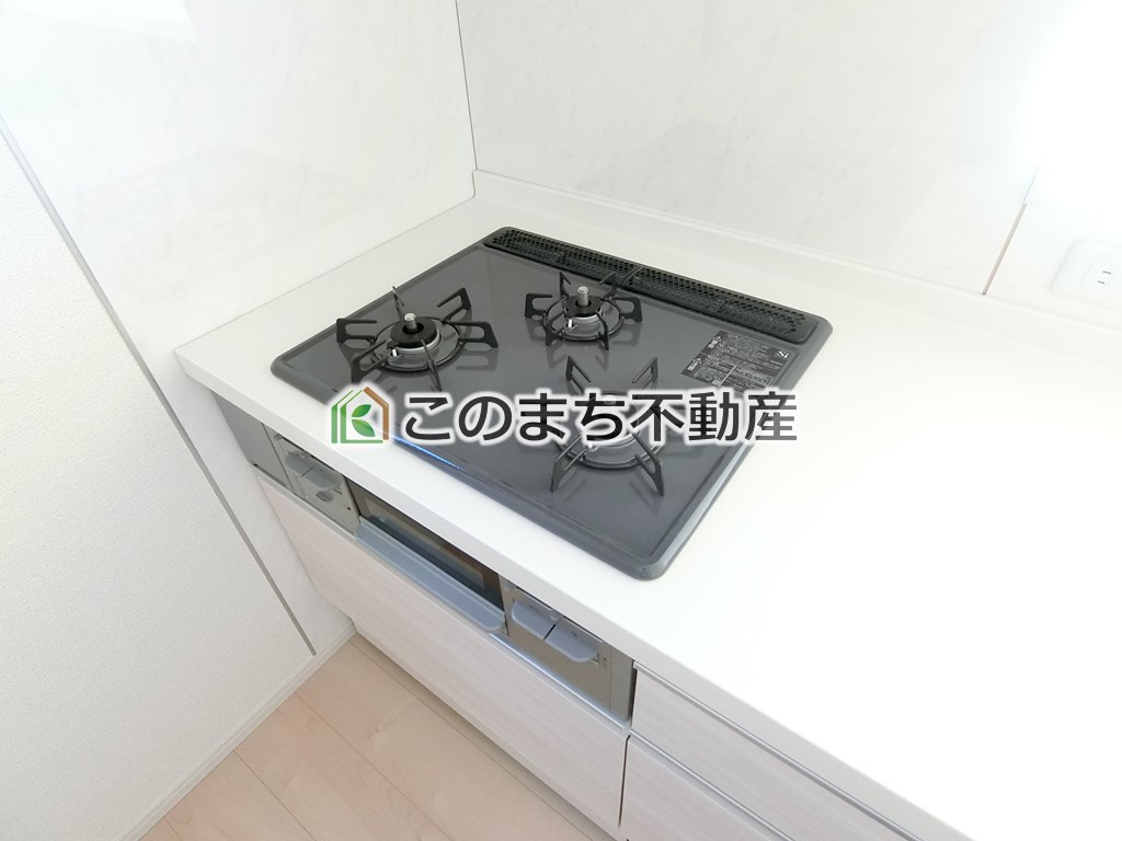 いろどりアイタウン栃木市平柳町3丁目22-P2のキッチン|三ツ口コンロ採用で、同時調理もスムーズ◎！お料理を並べられるカウンター付きで、配膳・片付けをサポート！リビングで過ごすご家族とコミュニケーションを楽しみながら作業可能です♪