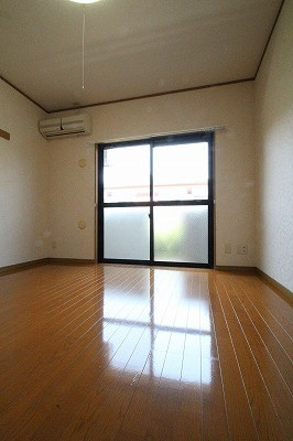 アロッジオ尾ノ上の洋室