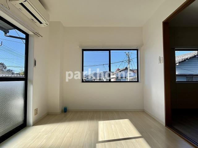 ＳＩＮＡＪＹＵＲＩＭＥ・ＧＲＥＥＮ（シナジュライム・グリーン）の洋室