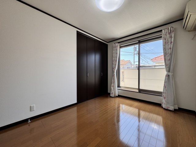 駿河台１丁目戸建て（太陽光発電利用可）の洋室