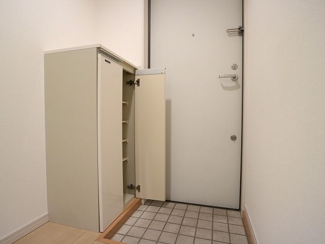 コモエスタ春日の玄関