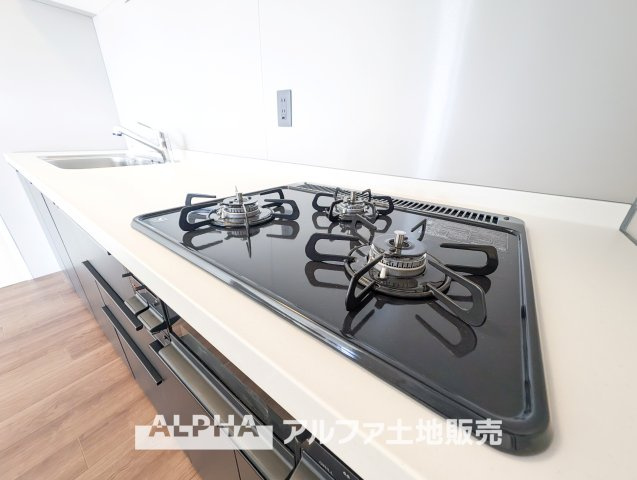 西武拝島ハイツ1号棟のキッチン|【Gas range】
◆ガスレンジ◆お料理のあとはさっと拭くだけで綺麗になる。お手入れも簡単に、見た目も綺麗に。奥様の負担を軽減します。