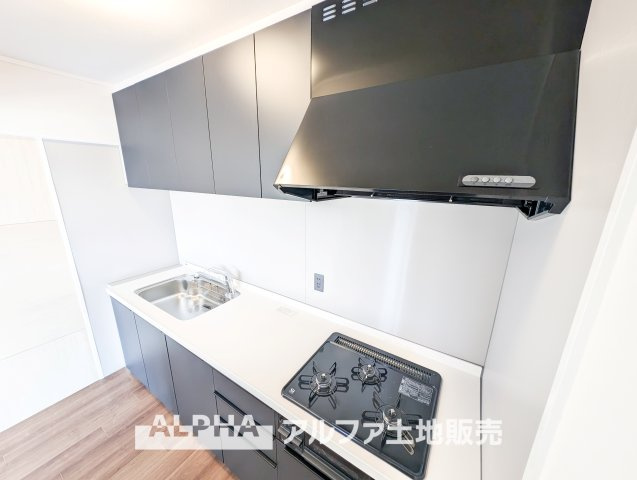 西武拝島ハイツ1号棟のキッチン|【Range hood】
◆レンジフード◆武骨なまでに磨きこまれたステンテクスチャーはコンテンポラリー・デザイン。ダウンライトがフードを照らし煌めきの瀟洒なキッチンを演出する。