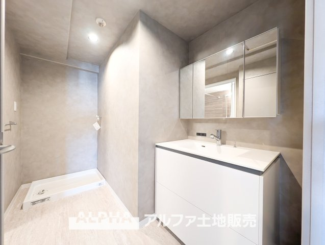 西武拝島ハイツ1号棟の洗面所|【Laundry space】
◆ランドリースペース◆広々した空間で雨の日でも十分に洗濯物を乾かすことが出来ます。バスルームには浴室換気乾燥機も付いているので重宝しますね。