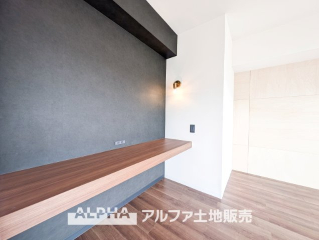 西武拝島ハイツ1号棟の居間・リビング|【study counter】
◆スタディーガウンター◆勉強したり、PC置いたり。また背の低い観賞植物を2つ飾る。それと大きさが同じくらいの大好きな本やアルバムを挟み、 ブックシェルフ兼インテリアも◎