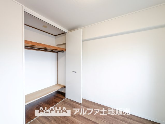 西武拝島ハイツ1号棟の収納|【closet】
◆クロゼット◆各居室のクロゼットは大好きな服、大事なバッグやアクセサリー、そして大切な思い出の品々。そんなものを傍らにそっと置いておきたい場所です。