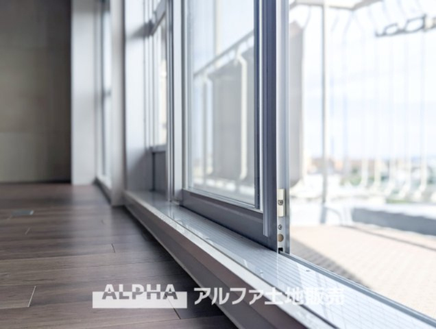 西武拝島ハイツ1号棟の寝室|【cozy room】
◆必要なもの、好きなもの◆しかないから安らげる。そんな部屋にしていく自分なりのデザインに。使いやすい部屋の形、大きい窓色々な用途が実現できる。
