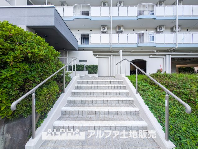 西武拝島ハイツ1号棟の展望|並木と建物が調和した、のびやかな住環境。通り抜ける風と緑の香りが心地よく感じられる一角です。