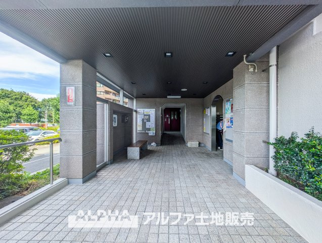 西武拝島ハイツ1号棟の庭|豊かな緑に囲まれた住棟配置。四季のうつろいを感じながら、穏やかな日々を楽しめます。