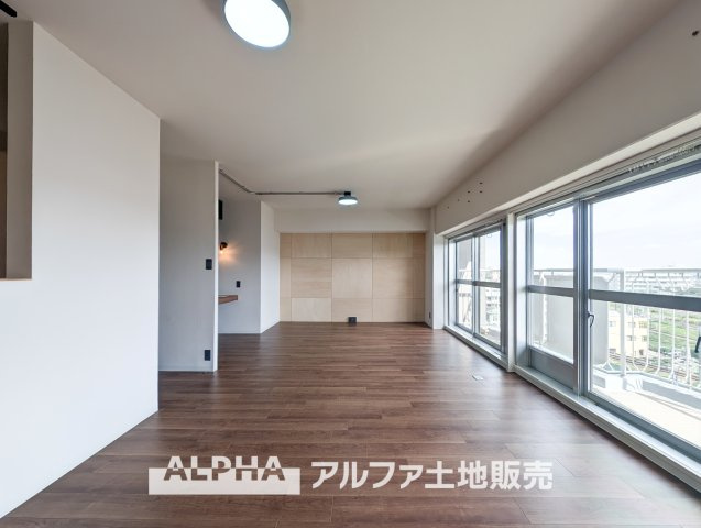 西武拝島ハイツ1号棟の居間・リビング|【Livingroom】
◆爽やかな空間◆窓をあけるとリビングに通り抜ける清々しく心地よい冷涼なそよ風がこの空間を涼しくしてくれる。風通しの良さは人にとっても家にとっても健康的で気持ちいいものです。