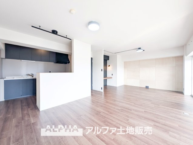 西武拝島ハイツ1号棟の居間・リビング|【Living room】
◆時を忘れる場所◆ここにはみんなが集い、食事と楽しい会話が始まる。話に夢中になりすぎて、ついつい時を忘れ夜半過ぎになってしまう。そんな束の間の幸せを感じさせてくれる場所。