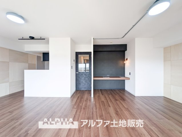 西武拝島ハイツ1号棟の居間・リビング|【Comfortable living】
◆居心地のいい暮らし◆には欠かせない眩い採光。ゆったりとした幅の窓からこの空間に降り注ぐ採光が絶えない。明るいリビングこそ居心地のいい暮らしが待っていると思う