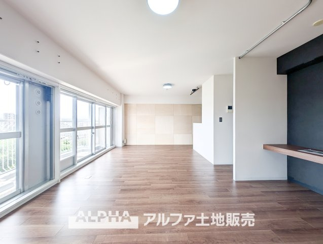 西武拝島ハイツ1号棟の居間・リビング|【Space of cure】
◆癒しの空間◆室内構成に拘り採光とセンスを散りばめた空間。それは『柔らかさ』に似た素敵な居場所。そこに暮らす人のことを考えつくり出したものは『癒し』という心地よい居場所