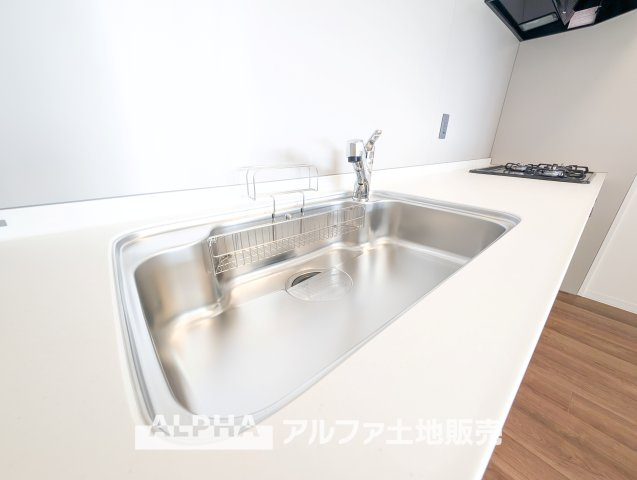 西武拝島ハイツ1号棟のキッチン|【Water cleaner】
◆浄水器◆蛇口から流れ出すお水はクリーンでいつも楽しめます。また浄水器内臓シャワー混合栓なので場所取らずのスッキリとしたスタイルです。