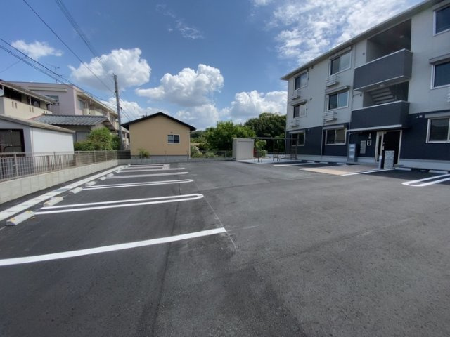 クレールフラワーの駐車場