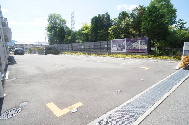 SERENO五番館の駐車場