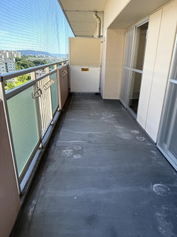 県営伊川谷第2高層住宅1号棟のバルコニー