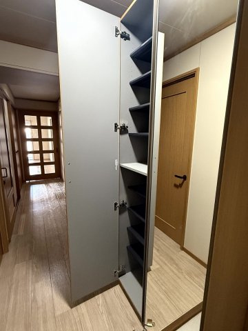 県営伊川谷第2高層住宅1号棟の玄関