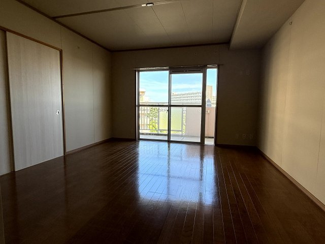 県営伊川谷第2高層住宅1号棟の居間・リビング