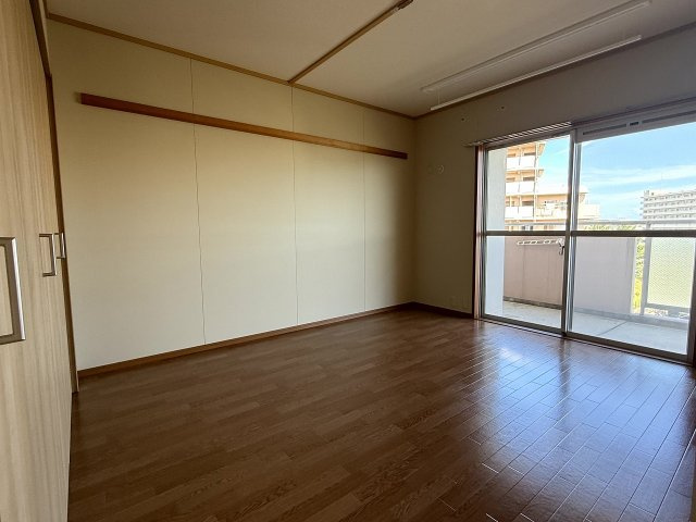 県営伊川谷第2高層住宅1号棟の洋室