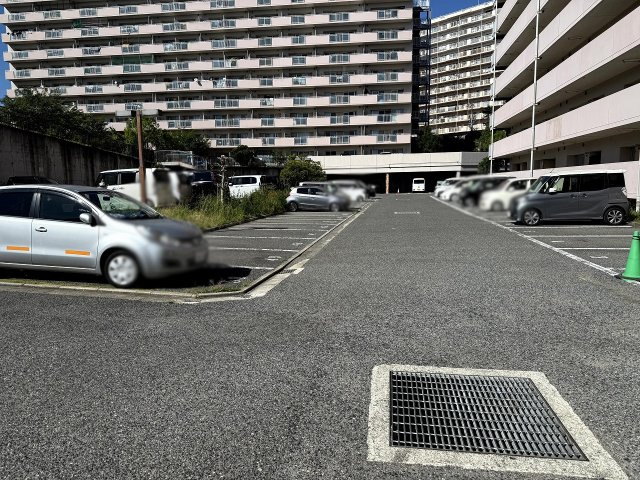 県営伊川谷第2高層住宅1号棟の駐車場