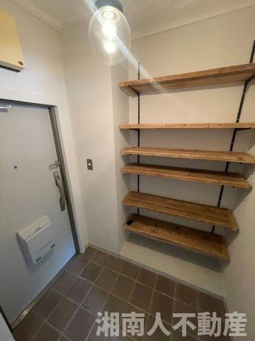 逗子シーサイドハイツの玄関|収納もある玄関です