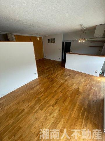 逗子シーサイドハイツの居間・リビング|こちらのリビングで趣味の時間をお楽しみください