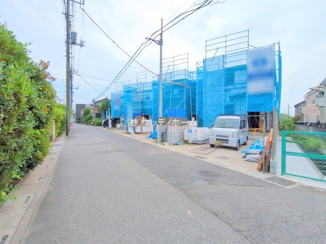 春日部市下蛭田　新築一戸建て　1号棟の前面道路含む現地写真
