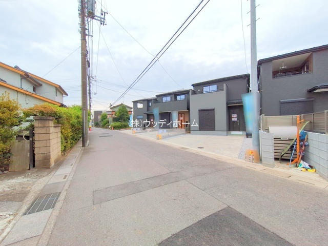 春日部市下蛭田　新築一戸建て　2号棟の前面道路含む現地写真