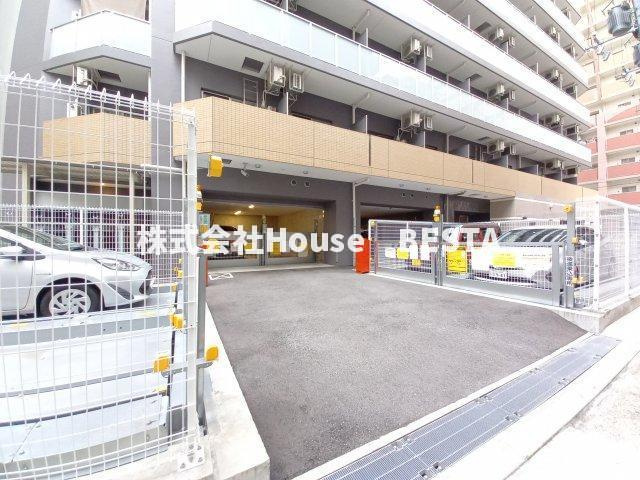 セレニテ神戸元町クレアの駐車場