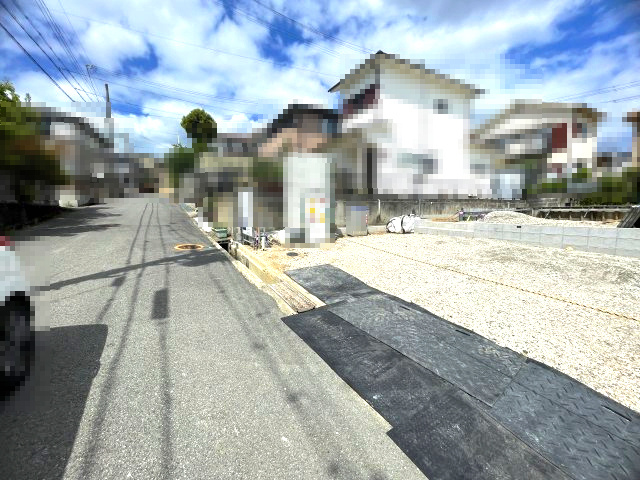 三木市志染町東自由が丘１丁目　　　　　の前面道路含む現地写真
