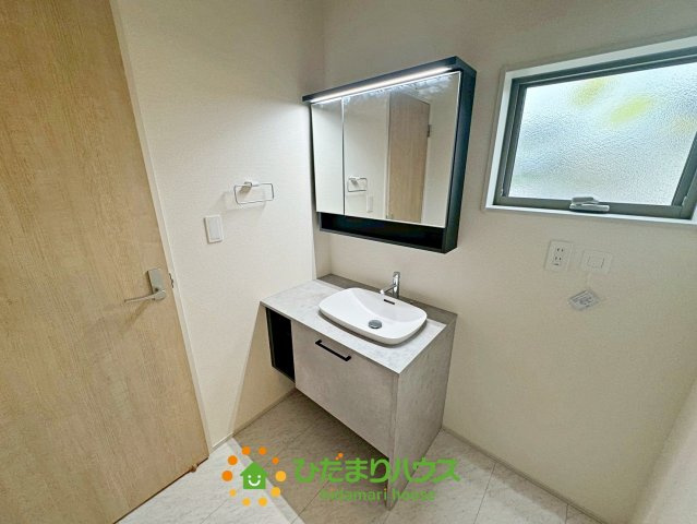 第1加須花崎　新築一戸建て　04　リーブルガーデンの独立洗面台|たっぷりの収納を設けたシャワー付洗面台で快適な暮らし。