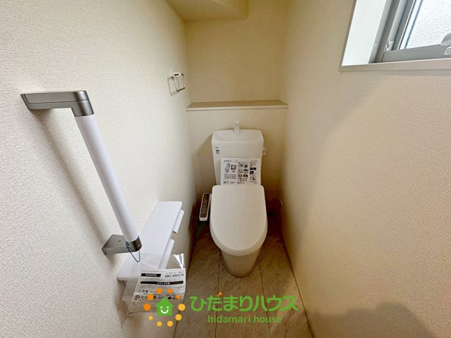 第1加須花崎　新築一戸建て　04　リーブルガーデンのトイレ|自然光が差し込み日中は電気要らず！