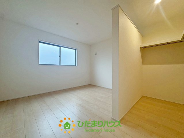 第1加須花崎　新築一戸建て　04　リーブルガーデンの収納|扉の無いタイプで両手が衣類で塞がっていても安心のWIC。