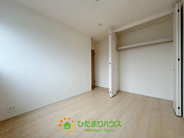 第1加須花崎　新築一戸建て　04　リーブルガーデンの収納|上段にはバッグや帽子、ハンガーパイプにはロングコートなどをしまえます！