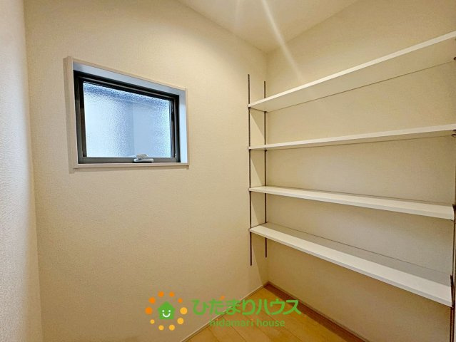 第1加須花崎　新築一戸建て　04　リーブルガーデンの収納|収納はもちろん作業部屋としても使える便利な納戸完備！