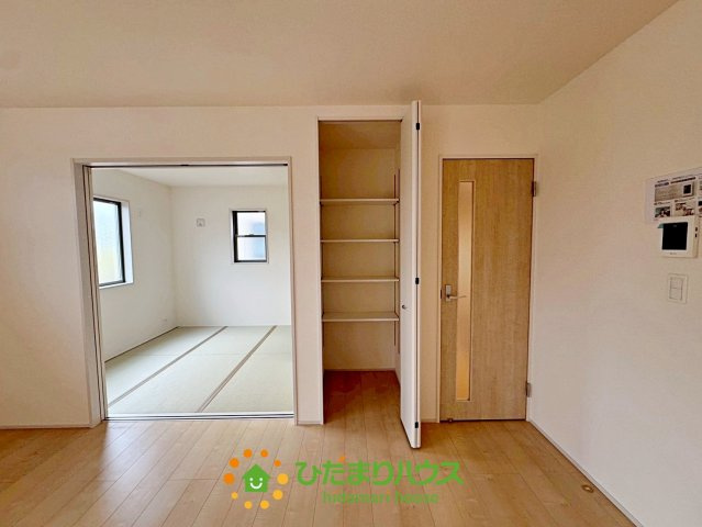 第1加須花崎　新築一戸建て　04　リーブルガーデンの収納|日用品のストック置き場にも！あると便利なリビング収納！