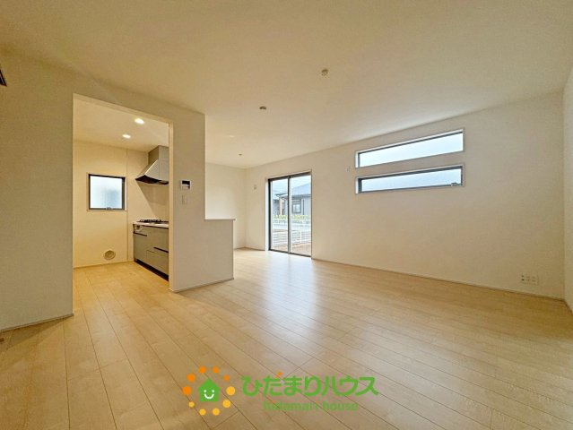 第1加須花崎　新築一戸建て　04　リーブルガーデンの居間・リビング|家族でゆったり過ごせる17.5帖リビング！