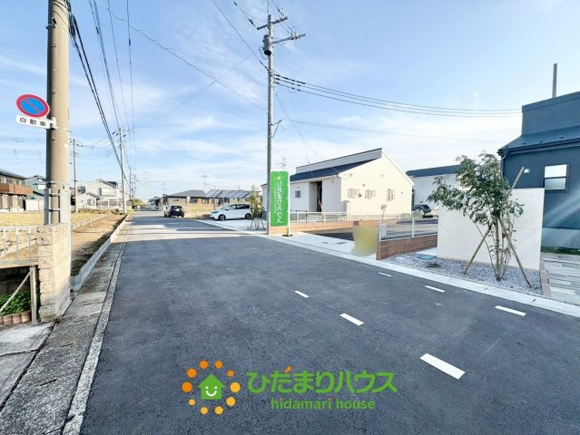 第1加須花崎　新築一戸建て　04　リーブルガーデンの前面道路含む現地写真|駅徒歩6分！電車利用に便利な立地！