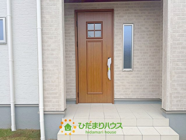第1加須花崎　新築一戸建て　04　リーブルガーデンの玄関|広々玄関ポーチで雨の日も安心です。