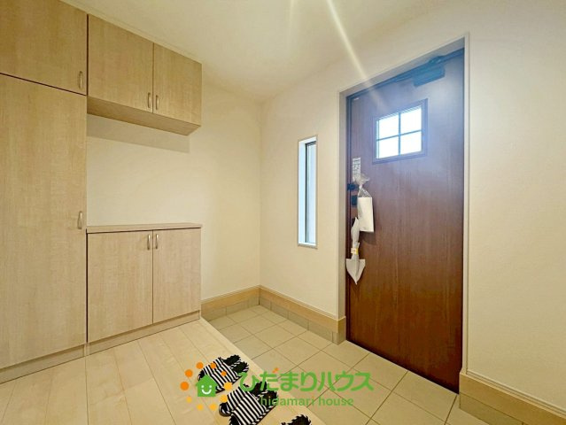 第1加須花崎　新築一戸建て　04　リーブルガーデンの玄関|お子様と並んでお靴が履けるゆとりのある玄関スペース。