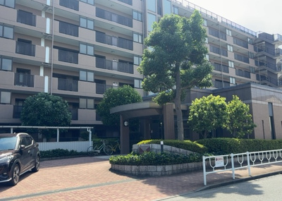 【玄関】 | クリオ相模原伍番館 | 玄関は家の顔でもあり、家族以外の目にも止まる場所です。玄関は外との間を仕切る扉、靴などをしまっておく収納スペース、靴脱ぎのたたきスペース、来客とのやり取りをするドアホンなど複数のアイテムからなります。
