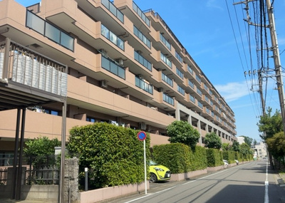 【外観】 | クリオ相模原伍番館 | 外観はマンション管理がされているかの目安になります。築年数が古いと、壁面は劣化してひび割れが生じることも！建物が古びていても細かいところが修繕されていると、きちんと管理されているなぁと感じるでしょう。